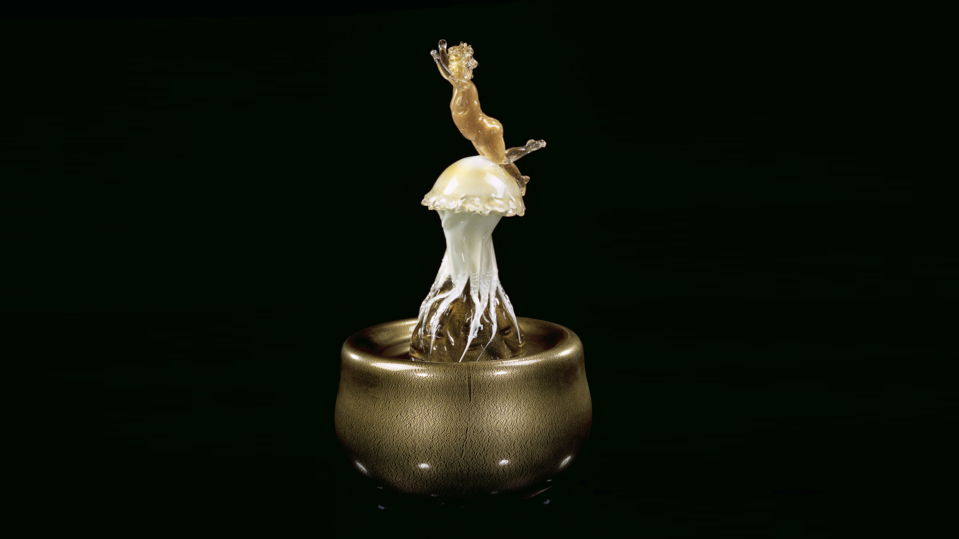 Dale Chihuly - Putto with Jellyfish atop Golden Vessel